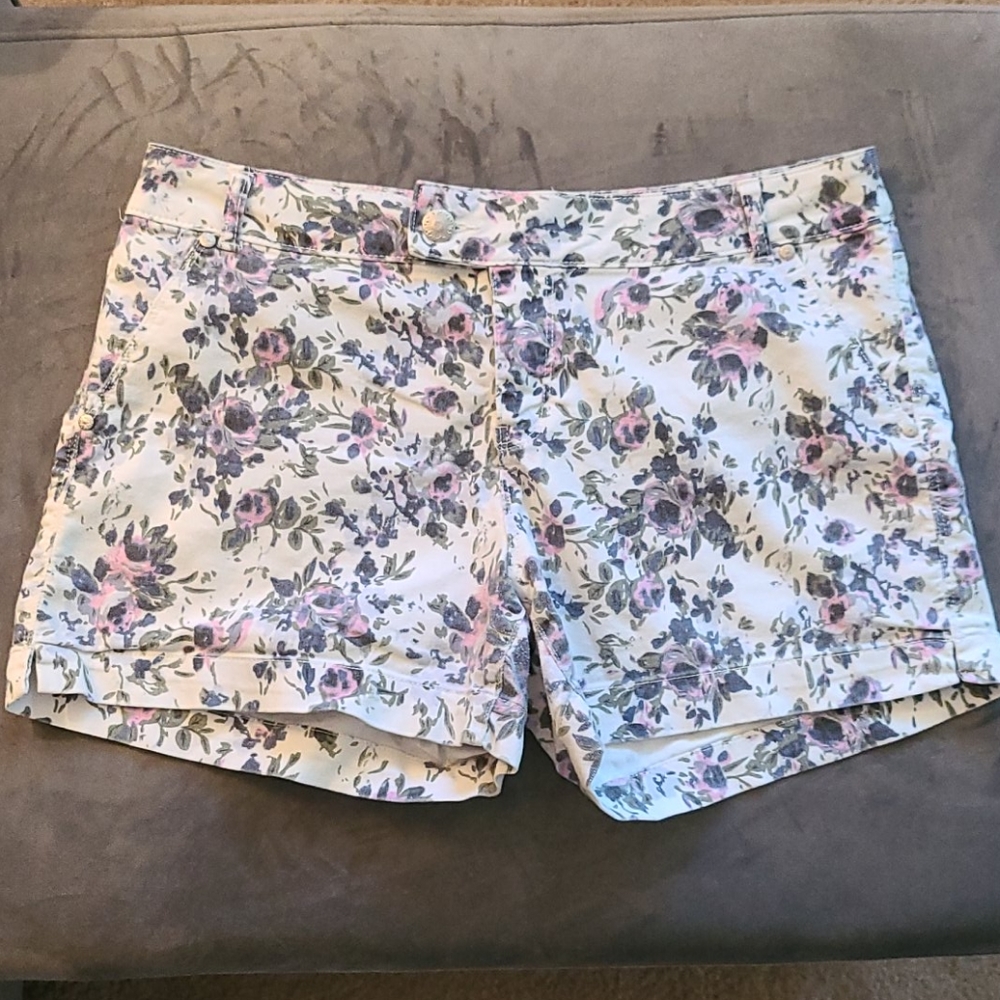 D. Jeans White Floral Printed Shorts